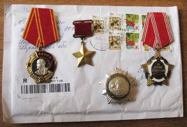 Чопські митники виявили у міжнародному поштовому відправленні  вищі нагороди  СРСР (ФОТО)