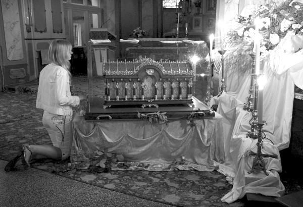 Жителька Ужгорода на Закарпатті молиться біля мощей святої Терези у римо-католицькій церкві святого Георгія