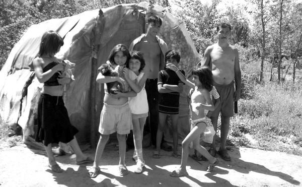 Роми звели табір із шести наметів на околиці села Добровляни Калуського району Івано-Франківської області