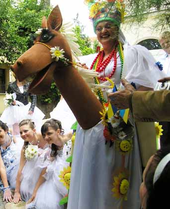 Учасниця Параду наречених Наталія Засухіна ховала графин з горілкою у весільному букеті