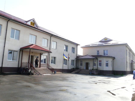 Закарпатська Мала Добронь з новою школою 