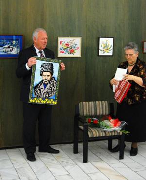 Христина Ґерзанич подарувала Музею української культури вишитий портрет Тараса Шевченка