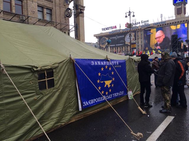 Закарпатці знімають свій намет на Майдані і повертаються додому