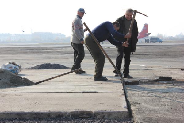 Триває ремонт Ужгородського аеропорту (ФОТО)