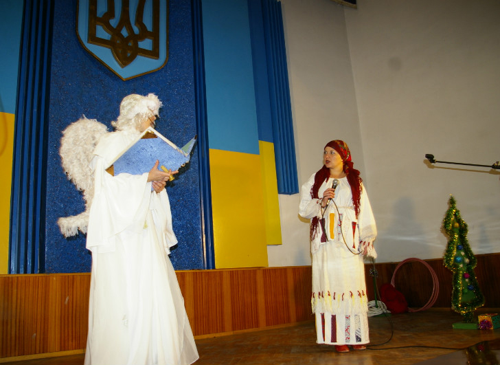 Закарпатські діти отримали у подарунок казкову виставу до дня Святого Миколая 