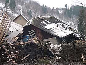 На закарпатській Виноградівщині зсув зруйнував будинок багатодітної сім’ї 