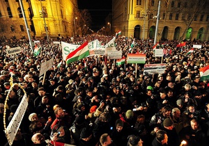 Близько 100 000 жителів Будапешта вийшли на вулиці для підтримки уряду Орбана