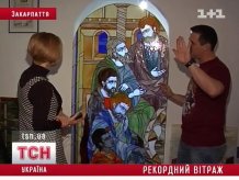 В закарпатському храмі встановлюють найбільшу в Україні ікону на склі (ВІДЕО)