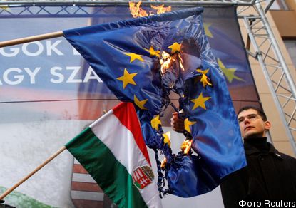 Угорські націоналісти з "Йоббіка" спалили прапор ЄС (ФОТО)