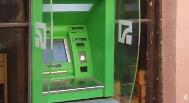 У Тячеві невідомий "виколупував" гроші з банкомату ломиком