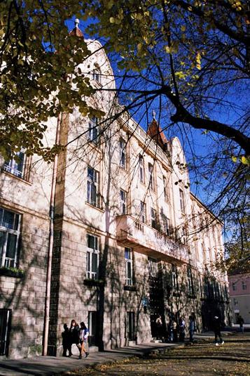 Сьогодні в Ужгороді виконком вирішував проблему ремонту фасаду першої школи 
