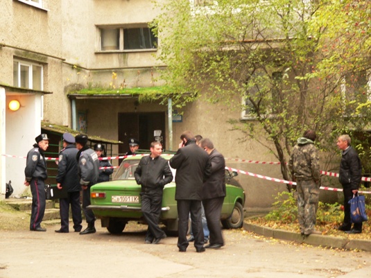 У під’їзді одного з будинків Ужгорода знайшли тіло застреленого чоловіка (ФОТО)