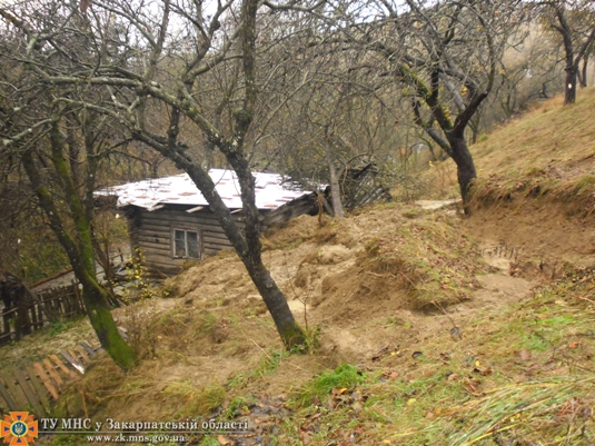 На Закарпатті зсув ґрунту пошкодив житловий будинок (ФОТО)