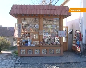 Ужгородську "крамничку-рекордсменку" прикрасять древні герби Закарпаття з кераміки і скла (ВІДЕО)