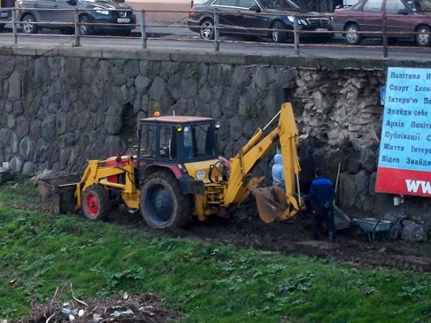 В Ужгороді ремонтують підпірну стінку набережної Ужа (ФОТО)