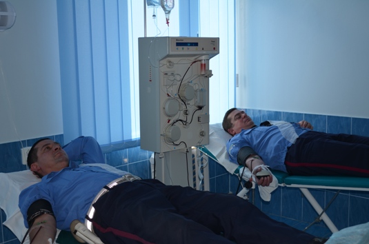 На Закарпатті працівники ДАІ здали кров для постраждалих у ДТП (ФОТО)