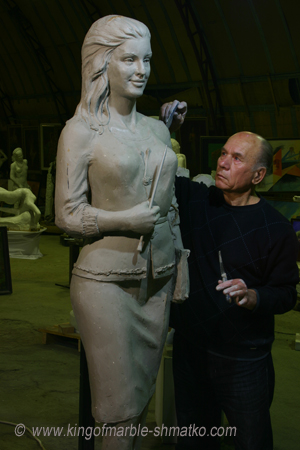 Мукачівський скульптор Микола Шматько створює першу вчительку з мармуру