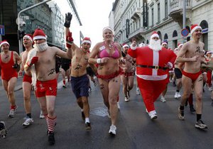 Будапештом пробіглися Санта-Клауси у купальних костюмах
