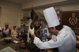 Ужгородський кондитер зробив незвичайну шоколадну ялинку (ФОТО)
