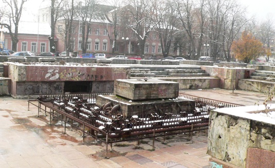 Чи повернуть землі довкола Закарпатського облмуздрамтеатру Ужгороду?