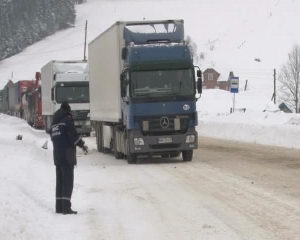 На Закарпатті через сильні снігопади обмежено рух вантажівок та пасажирських автобусів