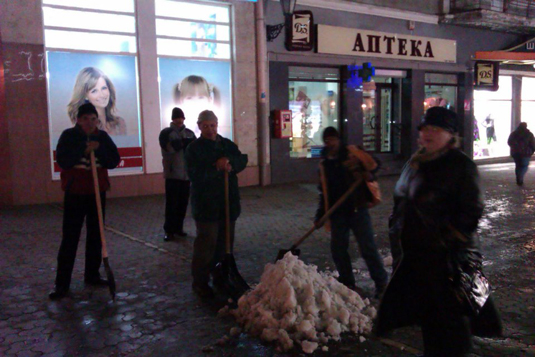 До приїзду Азарова центр Ужгорода вночі очищали від снігу (ФОТО)