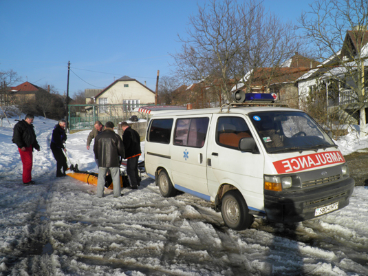 В Ужгороді травмованого дідуся до «швидкої» транспортували гірські рятувальники (ФОТО)