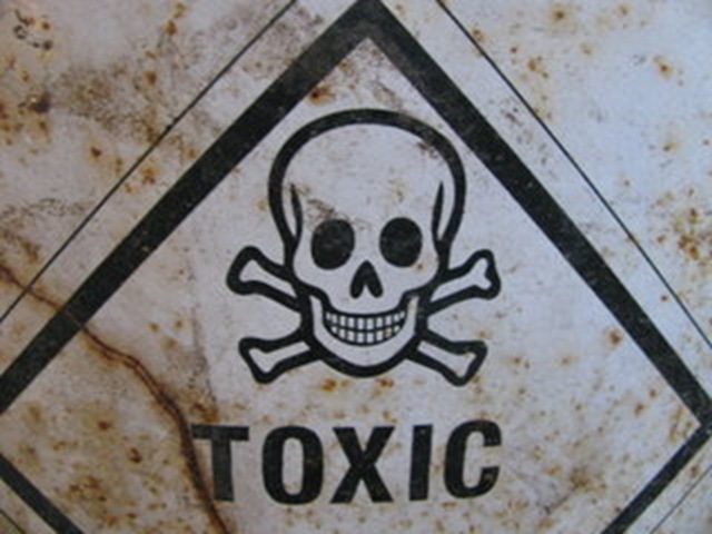 На Закарпатті зберігається більше 100 тон непридатних та заборонених пестицидів