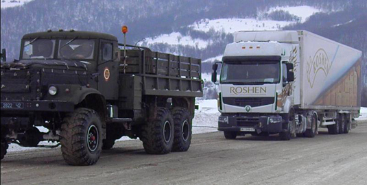 На Закарпатті МНСники допомагають вантажівкам долати вкриті кригою перевали (ВІДЕО)