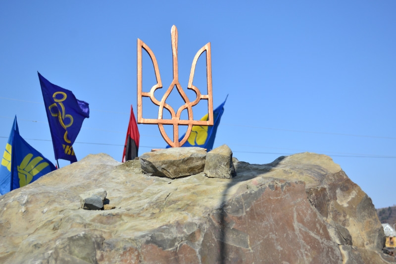 У Солотвині вандали зрізали тризуб з пам’ятного знаку героям Карпатської України (ФОТО)