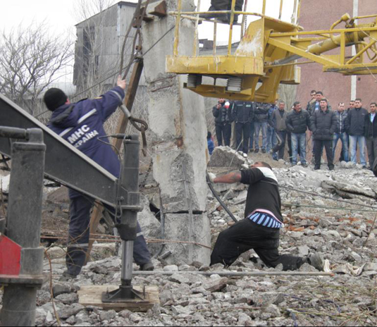 В Ужгороді цигана-металошукача привалило бетонною опорою (ФОТО)