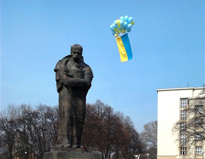В Ужгороді над Шевченком в небо злетів синьо-жовтий стяг (ФОТО)
