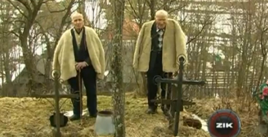 На Закарпатті двоє майже столітніх братів доглядають могилу батька Волошина (ВІДЕО)
