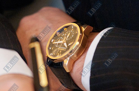 Закарпатський "губернатор" прийшов на засідання Кабміну з годинником за 200 тис. грн (ФОТО)