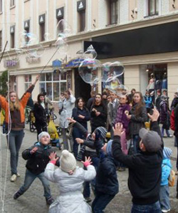 В Ужгороді надували великі мильні бульбашки (ФОТО)