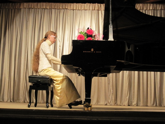 Київська студентка подарувала ужгородцям концерт фортепіанної музики