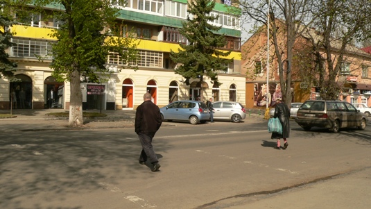 Молодика, який врізався у світлофор в Ужгороді, знайшли