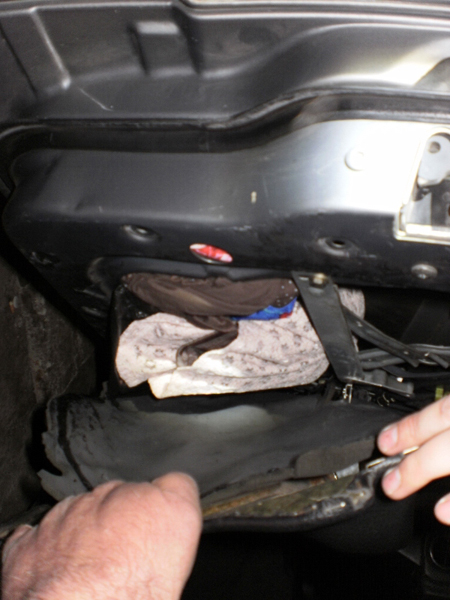 Через одяг, прихований під капотом, українець позбувся «BMW» (ФОТО)