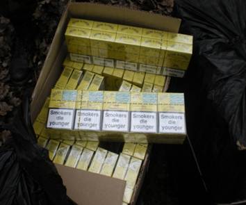 Троє закарпатців намагалися перенести до Угорщини 25 ящиків сигарет (ФОТО)