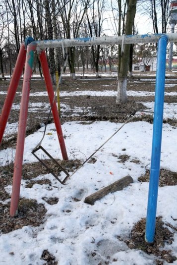 Молодь Чопа власними силами відновила дитячий майданчик у міському парку (ФОТО)