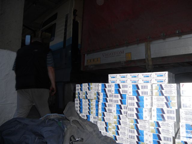 Чопські митники знайшли у вантажівці серба 50 блоків сигарет (ФОТО)
