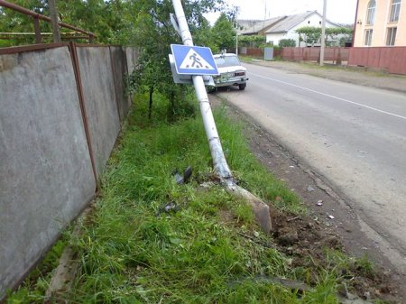 У Виноградові в ДТП постраждали "Ауді", ВАЗ і світлофор (ФОТО)