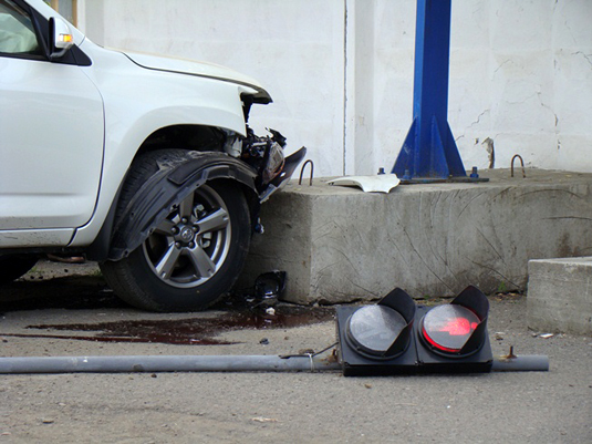 В Ужгороді джип зніс світлофор і врізався в бетонну опору білл-борда (ФОТО)