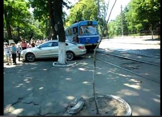Закарпатський водій в Одесі перекрив рух трамваю (ВІДЕО)