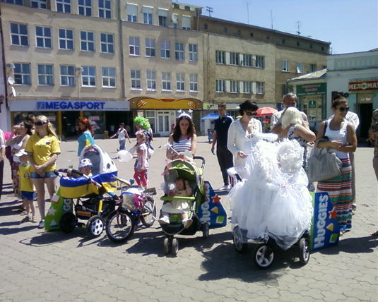 В Ужгороді проходить парад дитячих візочків (ФОТО)
