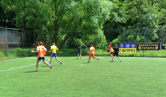 Активна молодь Ужгорода грала в футбол для дітей інтернату (ФОТО, ВІДЕО)