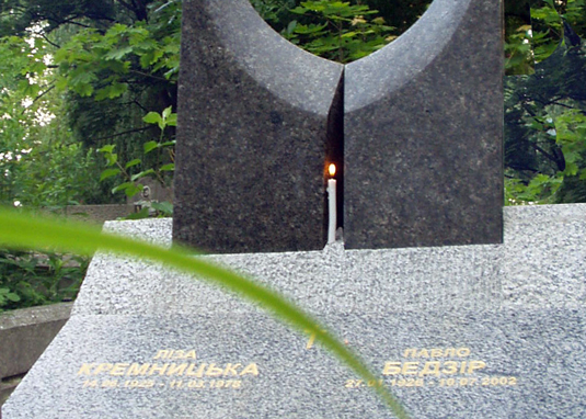 Учора відбувся попередній монтаж пам’ятника на могилі Павла Бедзіра та Лізи Кремницької (ФОТО)