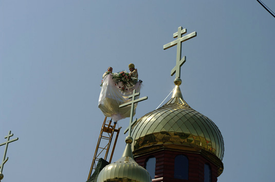 У Мукачеві архієпископ Феодор  освячував куполи та хрести з висоти пташиного польоту (ФОТО)
