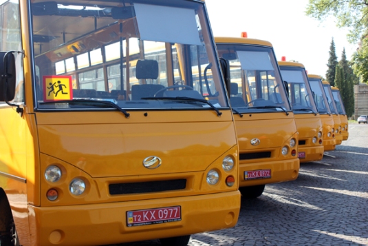 Школам Закарпаття вручили 13 автобусів