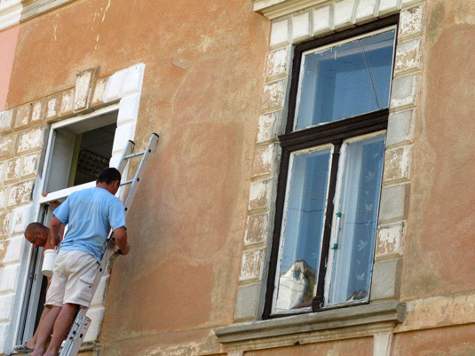 У старовинному ужгородському будинку пластикові вікна замінять на автентику